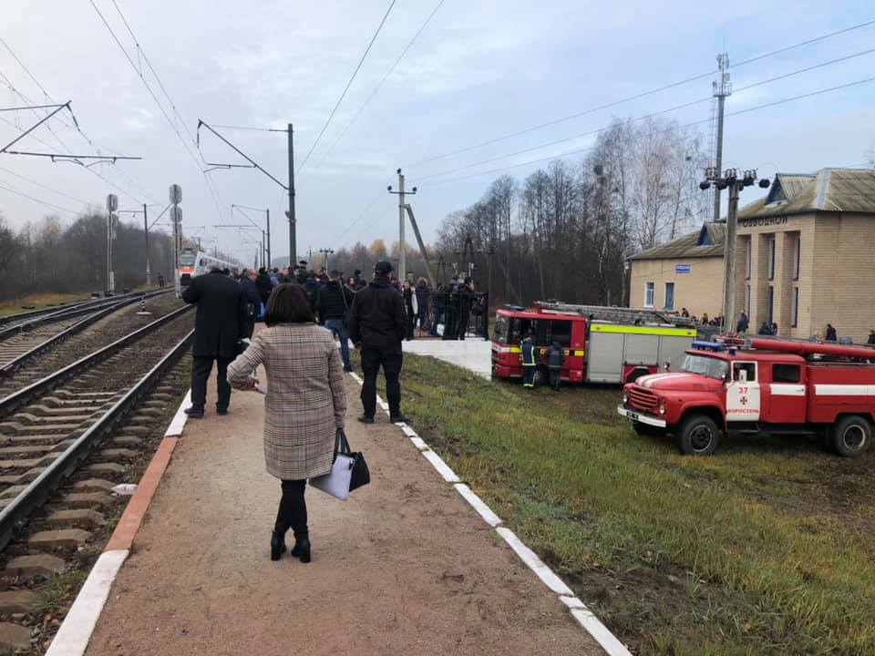 Посеред поля через "мінування" зупинили швидкісний поїзд