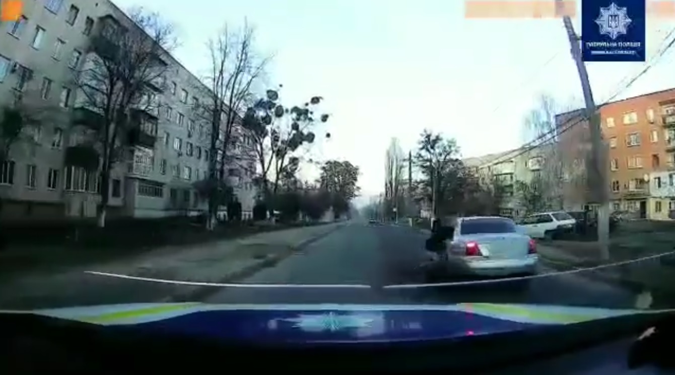 В Виннице парень километр проехал на боковой дверце авто. Видео