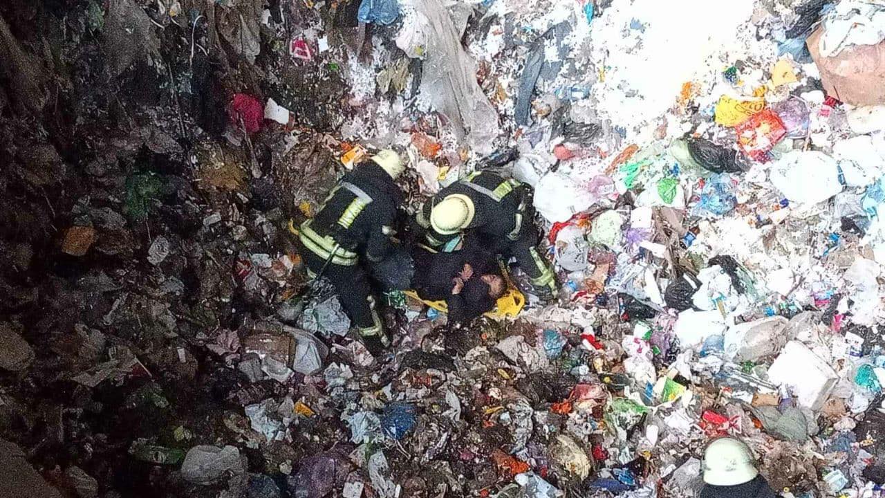 Столичні рятувальники дістали чоловіка з бункера твердих побутових відходів